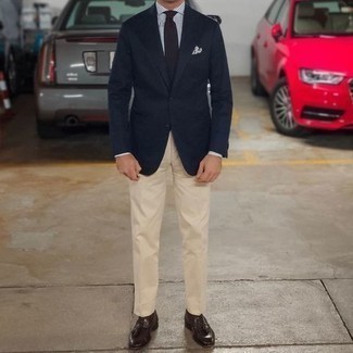 30 Jährige: Wie weißes und dunkelblaues vertikal gestreiftes Businesshemd mit dunkelbrauner Leder Slipper zu kombinieren – 124 Elegante Sommer Herren Outfits