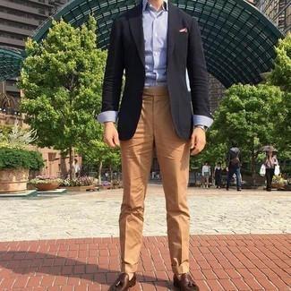 30 Jährige: Wie weißes und dunkelblaues vertikal gestreiftes Businesshemd mit dunkelbrauner Leder Slipper zu kombinieren – 124 Elegante Sommer Herren Outfits