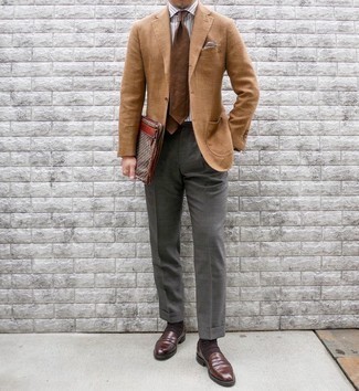 30 Jährige: Wie weißes und dunkelblaues vertikal gestreiftes Businesshemd mit dunkelbrauner Leder Slipper zu kombinieren – 124 Elegante Sommer Herren Outfits