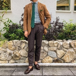 30 Jährige: Wie weißes und dunkelblaues vertikal gestreiftes Businesshemd mit dunkelbrauner Leder Slipper zu kombinieren – 124 Elegante Sommer Herren Outfits
