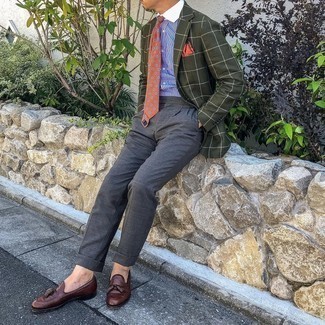 30 Jährige: Wie weißes und dunkelblaues vertikal gestreiftes Businesshemd mit dunkelbrauner Leder Slipper zu kombinieren – 124 Elegante Sommer Herren Outfits