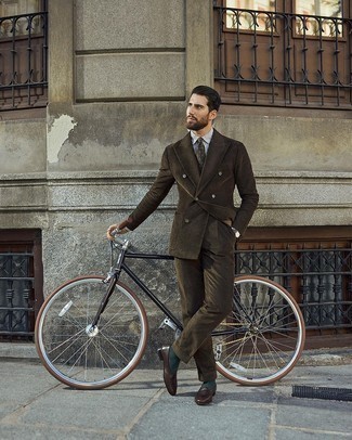 30 Jährige: Wie weißes und dunkelblaues vertikal gestreiftes Businesshemd mit dunkelbrauner Leder Slipper zu kombinieren – 124 Elegante Sommer Herren Outfits