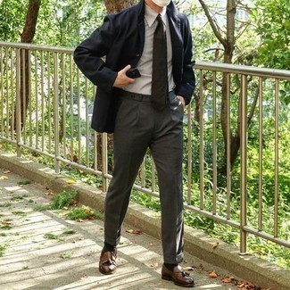 30 Jährige: Wie weißes und dunkelblaues vertikal gestreiftes Businesshemd mit dunkelbrauner Leder Slipper zu kombinieren – 124 Elegante Sommer Herren Outfits