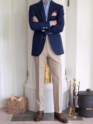 30 Jährige: Wie weißes und dunkelblaues vertikal gestreiftes Businesshemd mit dunkelbrauner Leder Slipper zu kombinieren – 124 Elegante Sommer Herren Outfits