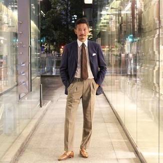 30 Jährige: Wie weißes und dunkelblaues vertikal gestreiftes Businesshemd mit dunkelbrauner Leder Slipper zu kombinieren – 124 Elegante Sommer Herren Outfits