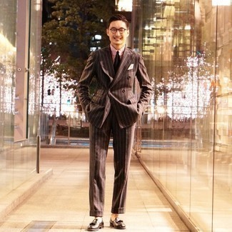 30 Jährige: Wie weißes und dunkelblaues vertikal gestreiftes Businesshemd mit dunkelbrauner Leder Slipper zu kombinieren – 124 Elegante Sommer Herren Outfits