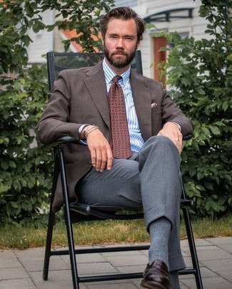 30 Jährige: Wie weißes und dunkelblaues vertikal gestreiftes Businesshemd mit dunkelbrauner Leder Slipper zu kombinieren – 124 Elegante Sommer Herren Outfits