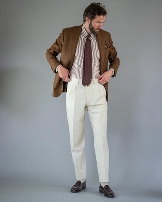 Wie weißes und dunkelblaues vertikal gestreiftes Businesshemd mit dunkelbrauner Leder Slipper zu kombinieren – 11 Elegante Frühling Herren Outfits