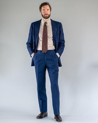 30 Jährige: Wie weißes und dunkelblaues vertikal gestreiftes Businesshemd mit dunkelbrauner Leder Slipper zu kombinieren – 124 Elegante Sommer Herren Outfits
