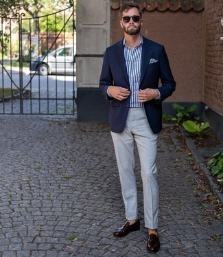 Wie weißes und dunkelblaues vertikal gestreiftes Businesshemd mit dunkelbrauner Leder Slipper zu kombinieren – 233 Herren Outfits
