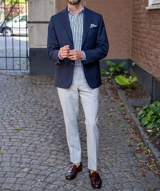 Wie weißes und dunkelblaues vertikal gestreiftes Businesshemd mit dunkelbrauner Leder Slipper zu kombinieren – 233 Herren Outfits