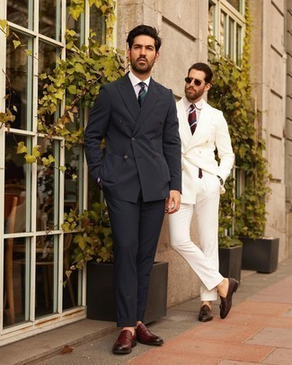 30 Jährige: Wie weißes und dunkelblaues vertikal gestreiftes Businesshemd mit dunkelbrauner Leder Slipper zu kombinieren – 124 Elegante Sommer Herren Outfits
