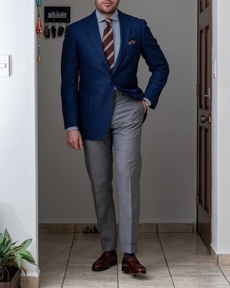 Wie weißes und dunkelblaues vertikal gestreiftes Businesshemd mit dunkelbrauner Leder Slipper zu kombinieren – 233 Herren Outfits