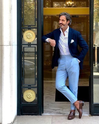Wie weißes und dunkelblaues vertikal gestreiftes Businesshemd mit dunkelbrauner Leder Slipper zu kombinieren – 11 Elegante Frühling Herren Outfits
