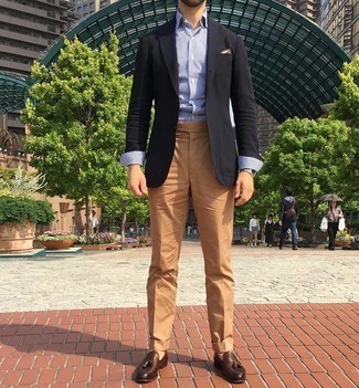 30 Jährige: Wie weißes und dunkelblaues vertikal gestreiftes Businesshemd mit dunkelbrauner Leder Slipper zu kombinieren – 124 Elegante Sommer Herren Outfits