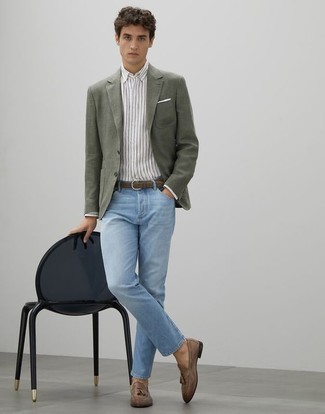 Teenager: Wie weißes und dunkelblaues vertikal gestreiftes Businesshemd mit dunkelbrauner Leder Slipper zu kombinieren – 1 Herren Outfits