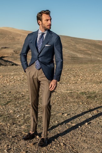30 Jährige: Wie weißes und dunkelblaues vertikal gestreiftes Businesshemd mit dunkelbrauner Leder Slipper zu kombinieren – 124 Elegante Sommer Herren Outfits