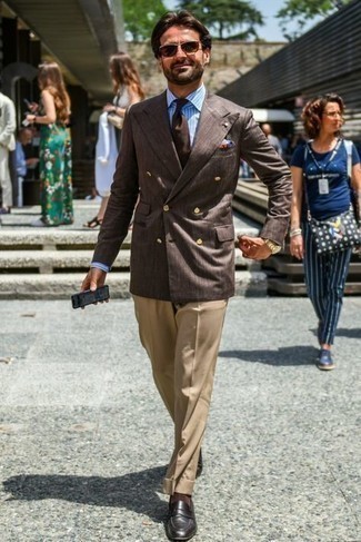 30 Jährige: Wie weißes und dunkelblaues vertikal gestreiftes Businesshemd mit dunkelbrauner Leder Slipper zu kombinieren – 124 Elegante Sommer Herren Outfits
