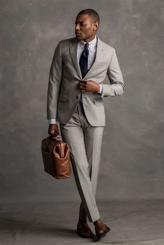 30 Jährige: Wie weißes und dunkelblaues vertikal gestreiftes Businesshemd mit dunkelbrauner Leder Slipper zu kombinieren – 124 Elegante Sommer Herren Outfits