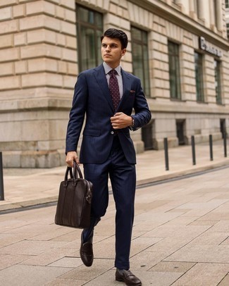 Wie weißes und dunkelblaues vertikal gestreiftes Businesshemd mit dunkelbrauner Leder Slipper zu kombinieren – 233 Herren Outfits