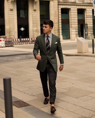 30 Jährige: Wie weißes und dunkelblaues vertikal gestreiftes Businesshemd mit dunkelbrauner Leder Slipper zu kombinieren – 124 Elegante Sommer Herren Outfits
