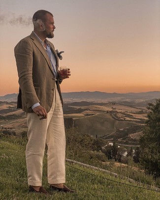 30 Jährige: Wie weißes und dunkelblaues vertikal gestreiftes Businesshemd mit dunkelbrauner Leder Slipper zu kombinieren – 124 Elegante Sommer Herren Outfits