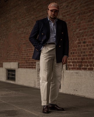 30 Jährige: Wie weißes und dunkelblaues vertikal gestreiftes Businesshemd mit dunkelbrauner Leder Slipper zu kombinieren – 124 Elegante Sommer Herren Outfits