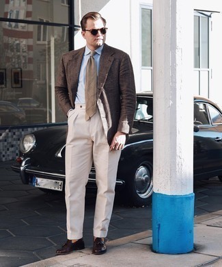 30 Jährige: Wie weißes und dunkelblaues vertikal gestreiftes Businesshemd mit dunkelbrauner Leder Slipper zu kombinieren – 124 Elegante Sommer Herren Outfits