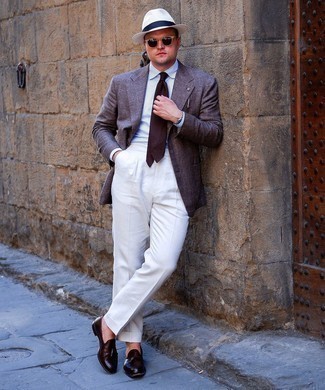 30 Jährige: Wie weißes und dunkelblaues vertikal gestreiftes Businesshemd mit dunkelbrauner Leder Slipper zu kombinieren – 124 Elegante Sommer Herren Outfits