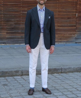 Wie weißes und dunkelblaues vertikal gestreiftes Businesshemd mit dunkelbrauner Leder Slipper zu kombinieren – 233 Herren Outfits