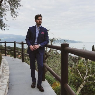 30 Jährige: Wie weißes und dunkelblaues vertikal gestreiftes Businesshemd mit dunkelbrauner Leder Slipper zu kombinieren – 124 Elegante Sommer Herren Outfits