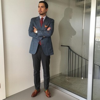 30 Jährige: Wie weißes und dunkelblaues vertikal gestreiftes Businesshemd mit dunkelbrauner Leder Slipper zu kombinieren – 124 Elegante Sommer Herren Outfits