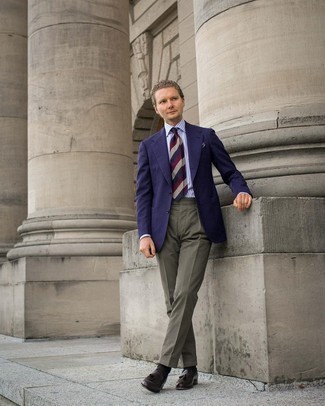 30 Jährige: Wie weißes und dunkelblaues vertikal gestreiftes Businesshemd mit dunkelbrauner Leder Slipper zu kombinieren – 124 Elegante Sommer Herren Outfits