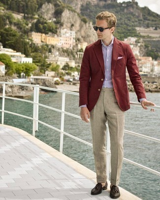 30 Jährige: Wie weißes und dunkelblaues vertikal gestreiftes Businesshemd mit dunkelbrauner Leder Slipper zu kombinieren – 124 Elegante Sommer Herren Outfits
