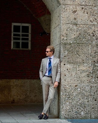 30 Jährige: Wie weißes und dunkelblaues vertikal gestreiftes Businesshemd mit dunkelbrauner Leder Slipper zu kombinieren – 124 Elegante Sommer Herren Outfits