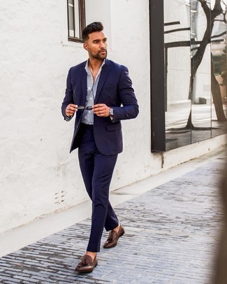 30 Jährige: Wie weißes und dunkelblaues vertikal gestreiftes Businesshemd mit dunkelbrauner Leder Slipper zu kombinieren – 124 Elegante Sommer Herren Outfits