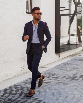 30 Jährige: Wie weißes und dunkelblaues vertikal gestreiftes Businesshemd mit dunkelbrauner Leder Slipper zu kombinieren – 124 Elegante Sommer Herren Outfits