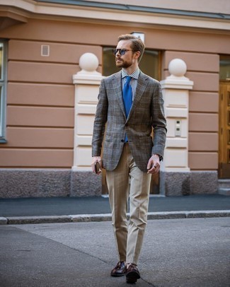 30 Jährige: Wie weißes und dunkelblaues vertikal gestreiftes Businesshemd mit dunkelbrauner Leder Slipper zu kombinieren – 124 Elegante Sommer Herren Outfits