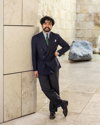30 Jährige: Wie weißes und dunkelblaues vertikal gestreiftes Businesshemd mit dunkelbrauner Leder Slipper zu kombinieren – 124 Elegante Sommer Herren Outfits