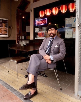 30 Jährige: Wie weißes und dunkelblaues vertikal gestreiftes Businesshemd mit dunkelbrauner Leder Slipper zu kombinieren – 124 Elegante Sommer Herren Outfits