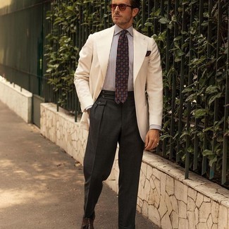 30 Jährige: Wie weißes und dunkelblaues vertikal gestreiftes Businesshemd mit dunkelbrauner Leder Slipper zu kombinieren – 124 Elegante Sommer Herren Outfits
