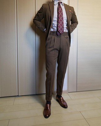 30 Jährige: Wie weißes und dunkelblaues vertikal gestreiftes Businesshemd mit dunkelbrauner Leder Slipper zu kombinieren – 124 Elegante Sommer Herren Outfits
