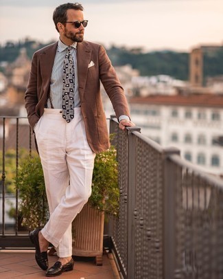 Wie weißes und dunkelblaues vertikal gestreiftes Businesshemd mit dunkelbrauner Leder Slipper zu kombinieren – 233 Herren Outfits
