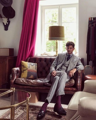 30 Jährige: Wie weißes und dunkelblaues vertikal gestreiftes Businesshemd mit dunkelbrauner Leder Slipper zu kombinieren – 124 Elegante Sommer Herren Outfits
