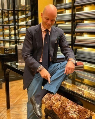30 Jährige: Wie weißes und dunkelblaues vertikal gestreiftes Businesshemd mit dunkelbrauner Leder Slipper zu kombinieren – 124 Elegante Sommer Herren Outfits