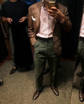 30 Jährige: Wie weißes und dunkelblaues vertikal gestreiftes Businesshemd mit dunkelbrauner Leder Slipper zu kombinieren – 124 Elegante Sommer Herren Outfits