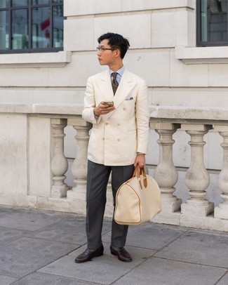 30 Jährige: Wie weißes und dunkelblaues vertikal gestreiftes Businesshemd mit dunkelbrauner Leder Slipper zu kombinieren – 124 Elegante Sommer Herren Outfits
