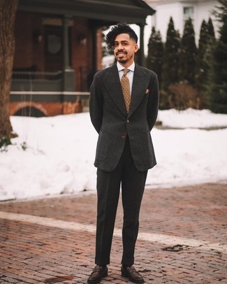 Wie weißes und dunkelblaues vertikal gestreiftes Businesshemd mit dunkelbrauner Leder Slipper zu kombinieren – 11 Elegante Frühling Herren Outfits