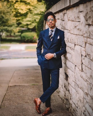 30 Jährige: Wie weißes und dunkelblaues vertikal gestreiftes Businesshemd mit dunkelbrauner Leder Slipper zu kombinieren – 124 Elegante Sommer Herren Outfits