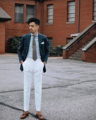 30 Jährige: Wie weißes und dunkelblaues vertikal gestreiftes Businesshemd mit dunkelbrauner Leder Slipper zu kombinieren – 124 Elegante Sommer Herren Outfits